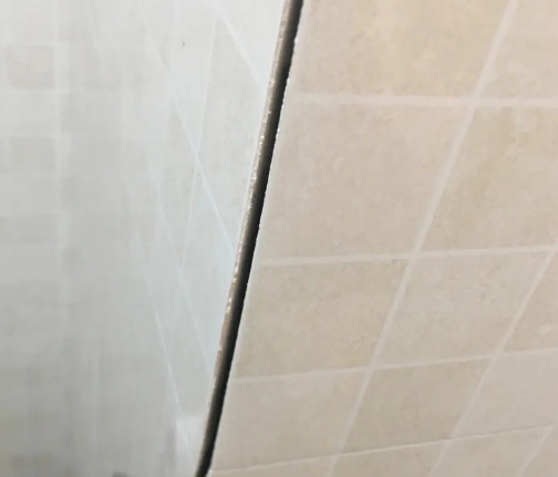 顺平瓷砖空鼓维修公司分享阳台瓷砖脱落的修复过程可以分为以下几个步骤